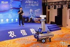 <b>该模式以“尺度化产物+个性化办事”双轮</b>